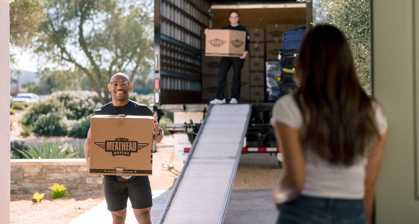 As empresas e os funcionários tiram um dia por mês para fazer a mudança gratuiita de vítimas de violência doméstica. - Foto: Meathead Movers
