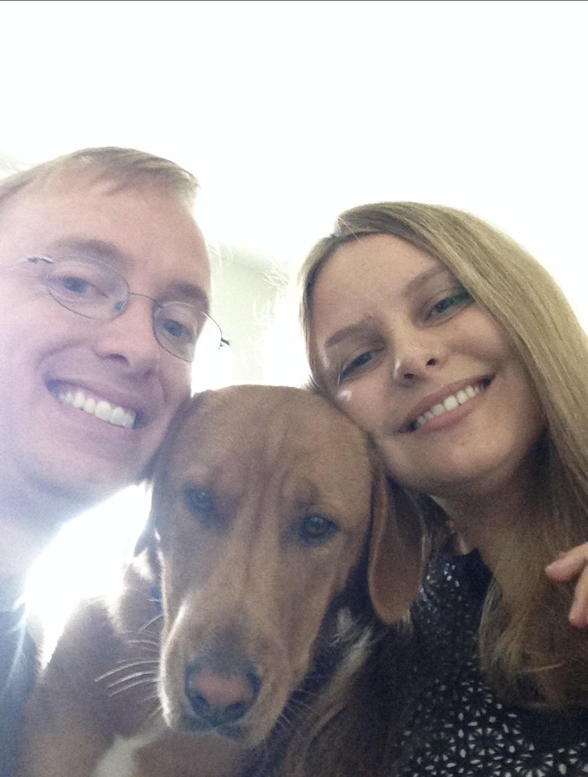 O cachorro Ceto com Chase e marido dela, Ben Byrn. Ele salvou os dois do câncer. - Foto: Chase Johnson/Cleveland Clinic/SWNS