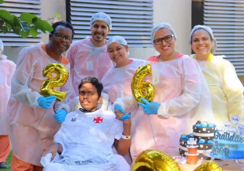 O paciente ganhou uma festa de aniversário surpresa, organizada pela equipe do hospital que está internado desde dezembro - Foto: HDS