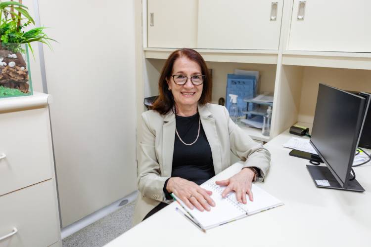 Neuza Frazzati é a pesquisadora que desenvolveu a vacina 100% brasileira contra a dengue em dose única, no Instituto Butantan (SP) - Foto: Butantan