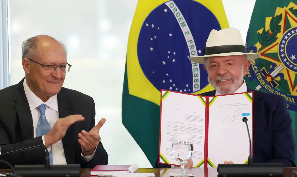 O presidente Lula assinou o decreto que oficializa o acordo entre o Brasil, Mercosul e a União Europeia. - Foto: Valter Campanato/ Agência Brasil