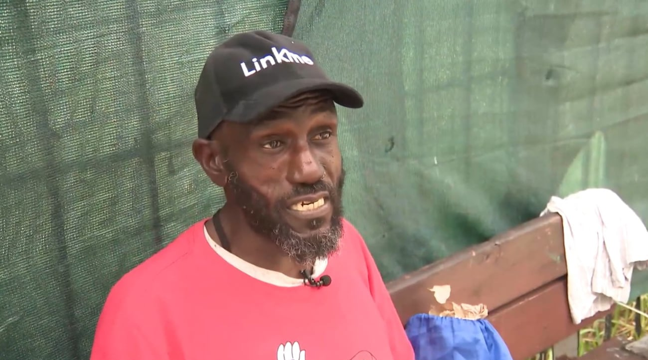 Arnett Johnson resgatou um menino de 6 anos que ele viu vagando sozinho pelas ruas à noite. - Foto: WPLG 