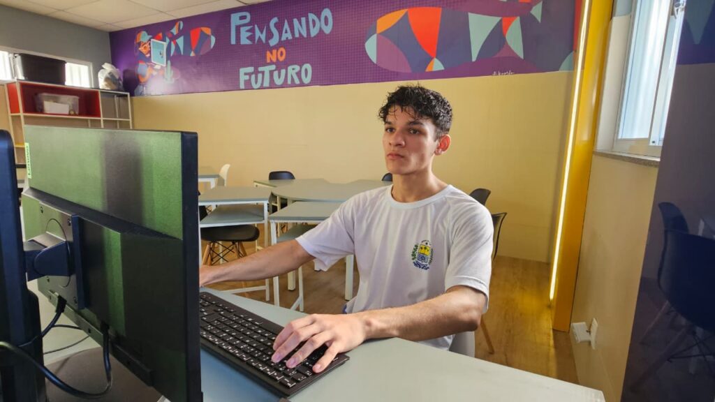 O jovem hoje dá aulas online. Ele foi contratado por uma multinacional da Rússia - Foto: G1