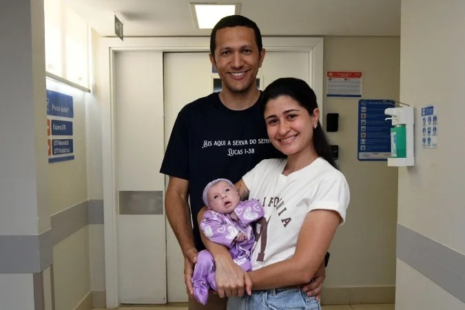 Ester com os pais, após a cirurgia inédita realizada em recém-nascida em Brasília. - Foto: Marcelo Ferreira/CB/D.A Press