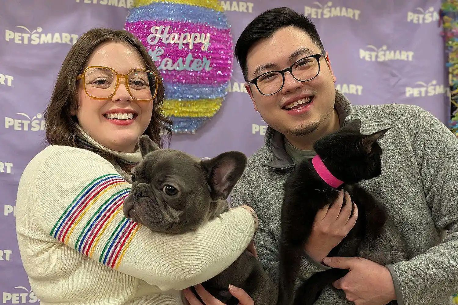 Elas com os tutores que adotaram as duas. - Foto: reprodução/Facebook