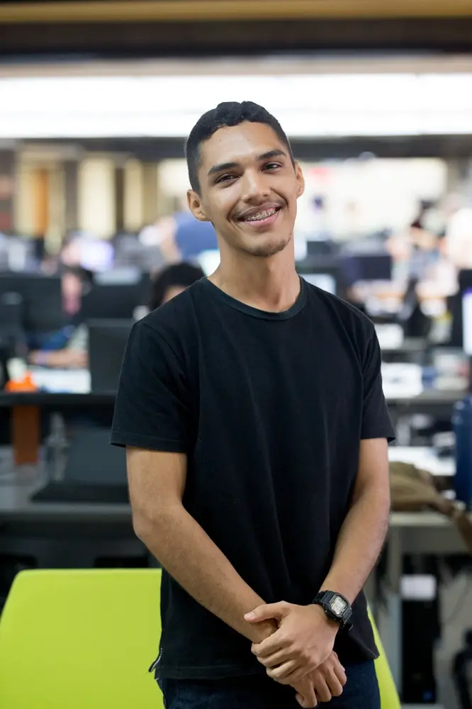 O jovem filho de diarista, aprovado em Medina na UFC, começa as aulas no próximo semestre. - Foto: reprodução/ Diário do Nordeste/ Fabiane de Paula.