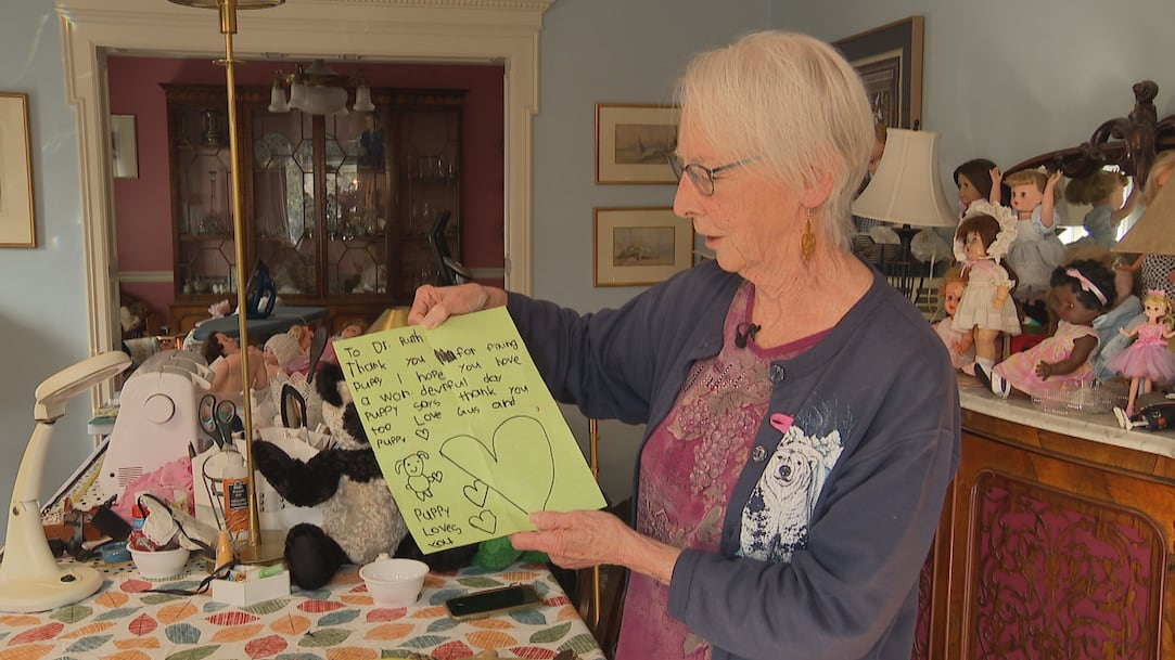 Hasman mostra uma cartinha que recebeu de uma cliente - Foto: CBC