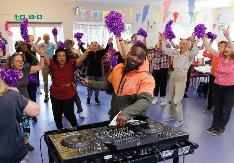 O DJ fez uma rave para os moradores de um lar de idosos e eles amaram a ideia! - Foto: DJ AG