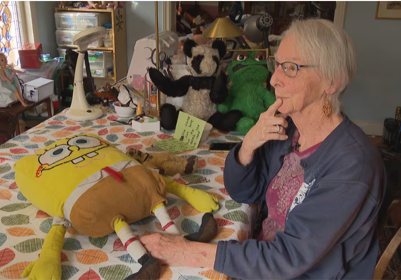 A idosa trocou de profissão e se tornou "doutora" de bichinhos de pelúcia. Ela tem ajudado a salvar memórias afetivas de pessoas em todo o mundo. - Foto: CBC