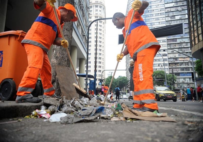O Projeto de lei aprovado na Câmara prevê piso nacional de R$ 3.036 para os garis mais adicional de insalubridade de 40% e jornada reduzida. - Foto: reprodução/CUT