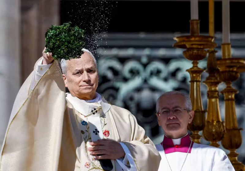 Na mensagem de Páscoa, neste domingo no Vaticano, o Papa Leão XVI pediu pela paz no mundo e para espalhar a alegria de Jesus Cristo. - Foto: REUTERS/Remo Casilli