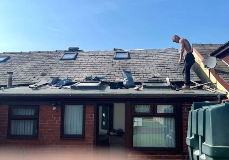 Seu Mike, um idoso de 78 anos, foi roubado por golpistas que fugiram com o dinheiro dele. Mas o jovem Denny soube e consertou o telhado de graça, na Inglaterra. - Foto: Jigsaw Roofing/SWNS