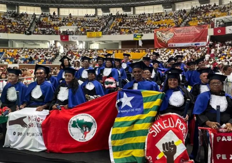 Na formatura do 30 mil brasileiros que abandonaram o analfabetismo, 7 mil são de Pernambuco. Jovens e adultos do campo e periferias. - Foto: Nayara Ribeiro