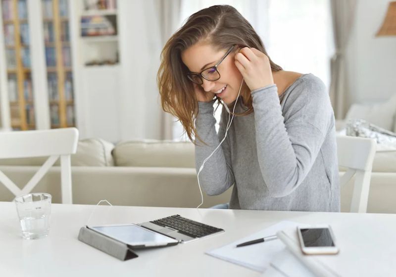 A plataforma MEC Idiomas terá aulas de inglês gratuitas, além de espanhol. Tudo online. O Serviço começa ainda neste mês de abril. - Foto: Csondy/Getty Images