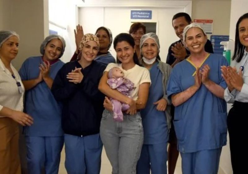 52 dias após a cirurgia inédita em recém-nascida, a pequena Ester já está em casa com a família, em Brasília. "Parece um milagre", disse a mãe. - Foto: Marcelo Ferreira/CB/D.A Press