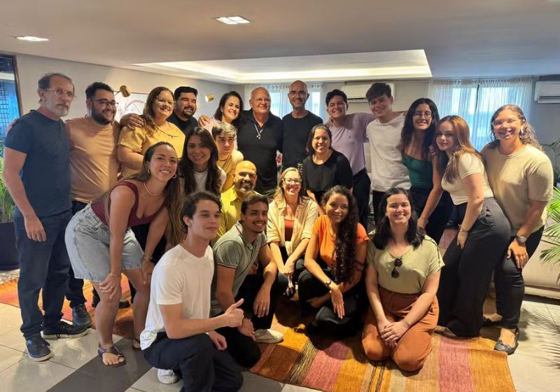 O flash mob surpresa para Guilherme Arantes foi no saguão do hotel. Ele cantou junto com Coral UNIPÊ de João Pessoa (PB). - Foto: arquivo pessoal