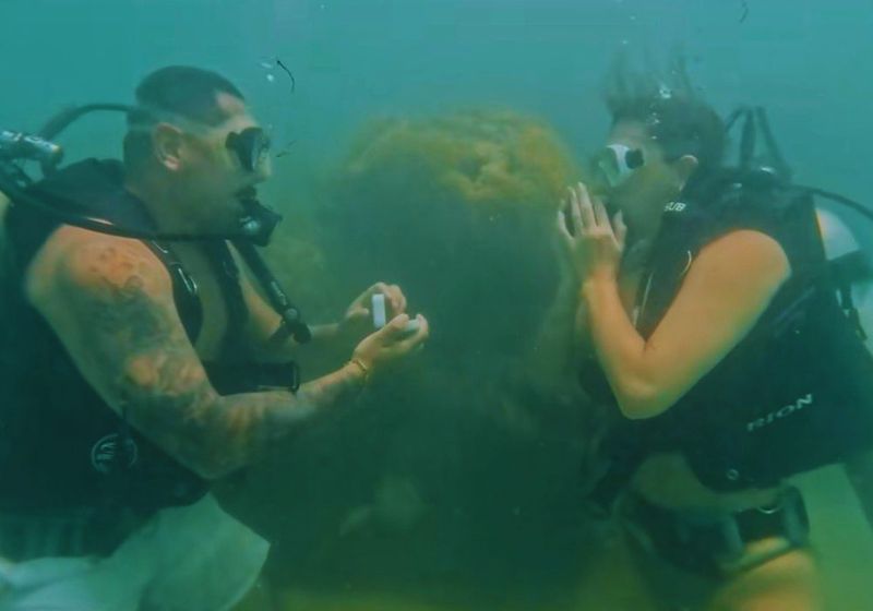 Gabriel escondeu até o último instante e fez o pedido de casamento debaixo d'água no mar de Maceió. Imagina o tamanho do "sim" da Ariane. - Foto: reprodução/ tiktok/@arianesdeves