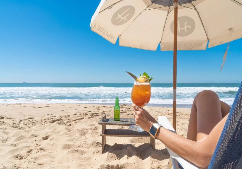 Partiu praia? O governo federal decretou ponto facultativo no dia 20 e os servidores vão poder emendar no Feriado 21 de abril. Serão 4 dias de folga. - Foto: reprodução/MaxRealiza