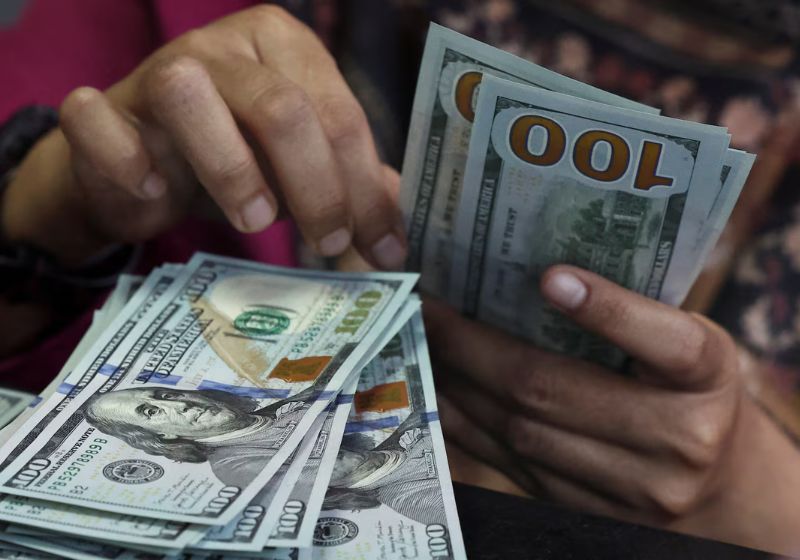 O dólar abriu nesta quarta, 15, cotado a R$ 4,99 e continua abaixo dos R$ 5. É o menor valor desde 27 de março de 2024. - Foto: Willy Kurniawan/Reuters