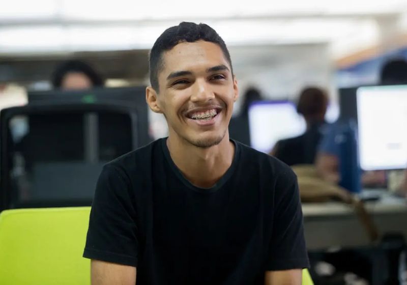 O Mateus veio de escola pública e foi aprovado em Medicina na UFC. Filho de diarista, ele não fez cursinho e largou namorada e redes sociais para estudar. - Foto: reprodução/ Diário do Nordeste/ Fabiane de Paula.