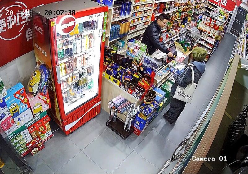 Chen, o comerciante que não cobra compras de uma idosa doente, na China, finge que passa os itens no leitor de código de barras para ajudá-la.- Foto: reprodução/ citynewsservice
