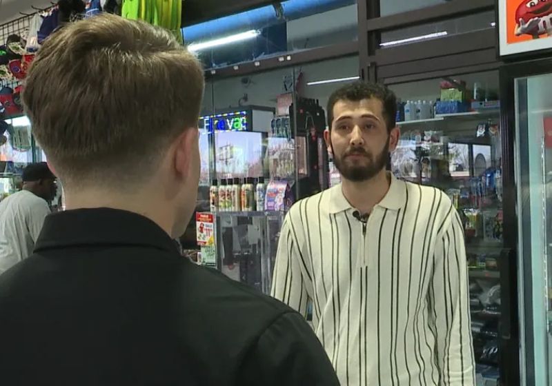 Abdul, o funcionário do posto de Detroit (EUA), salvou a adolescente raptada por um homem mais velho. Ele foi preso e a garota passa bem. - Foto: WXYZ News