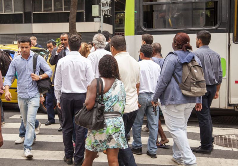 Enquanto o número de habitantes cresce mais lentamente no Brasil, a população envelhece e a quantidade de jovens diminui. - Foto: Acervo/IBGE