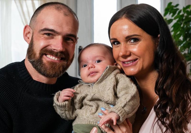 A enfermeira Natalie saiu de um noivado e desistiu de namorar, mas depois de fazer fertilização em vitro conheceu o amor da vida dela, o Adam, na Inglaterra. - Foto: reprodução / SWNS