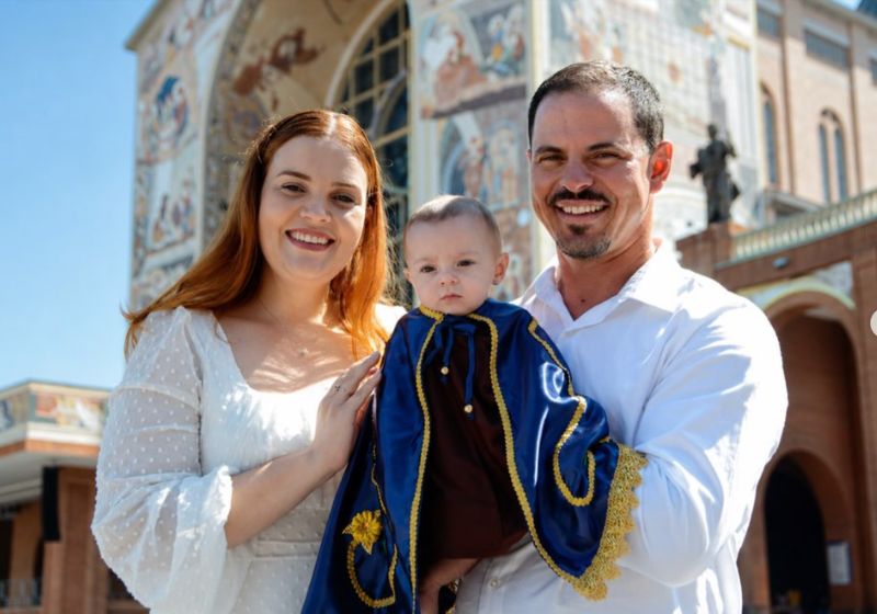 A bebê Eva, que nasceu com 624 gramas desafios os prognósticos e está linda. A mãe cumpriu a promessa e batizou a filha em Aparecida (SP). - Fotos: reprodução / Instagram/. @brunadepaulariguetti