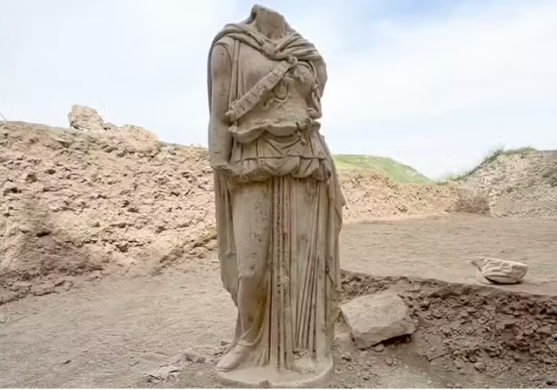 A estátua de mármore branco da deusa Atena foi descoberta em sítio arqueológico na Turquia — Foto: Ministério da Cultura e do Turismo da Turquia