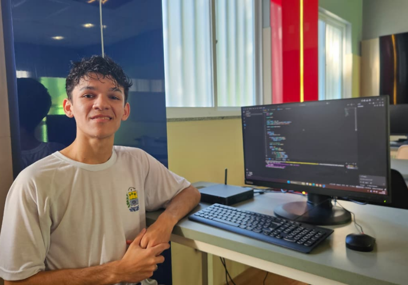 O estudante brasileiro Jhonatas Silva trabalhou em uma padaria por meses para conseguir comprar o primeiro computador - Foto: reprodução G1