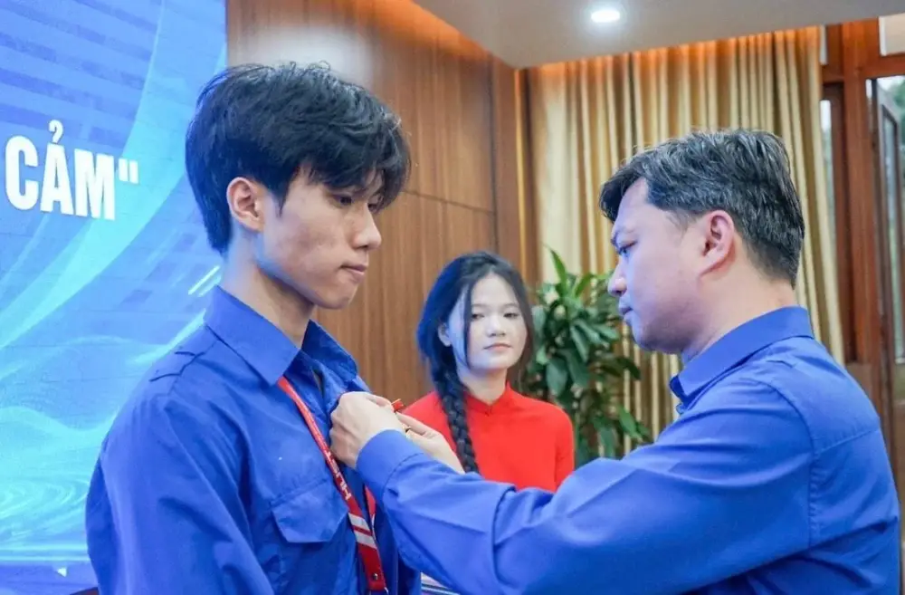 Tu, o herói que salvou 7 pessoas no incêndio, recebe medalha do governo do Vietnã - Foto: Nguyen Le Tu