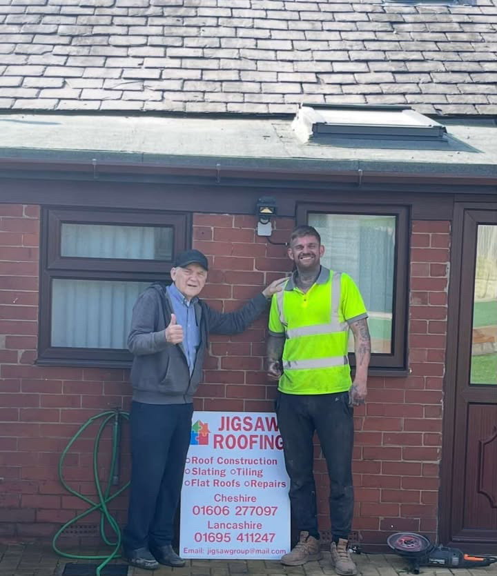 Seu Mike na foto com Denny para incentivar as pessoas a contratarem o serviço do telhadista honesto. - Foto: Jigsaw Roofing / SWNS