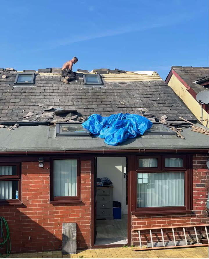 O telhadista honesto consertando de graça o telhado da casa do idoso roubado por golpistas. - Foto: Jigsaw Roofing / SWNS