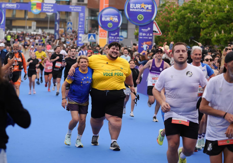 O influenciador Júlio Mamute correu a Maratona da Europa e comemorou mais uma etapa do emagrecimento - Foto: Instagram