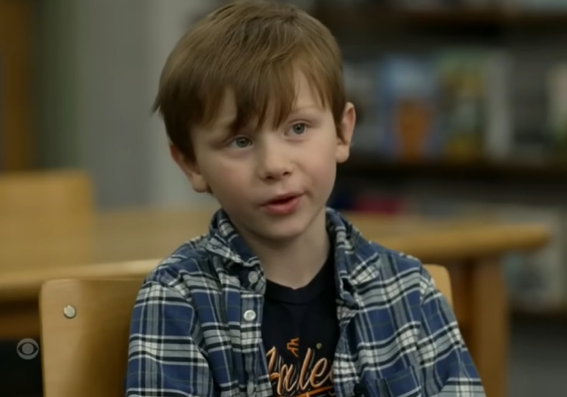 A escola inteira decidiu aprender língua de sinais só para que um menino surdo não se sentisse só - Foto: CBS