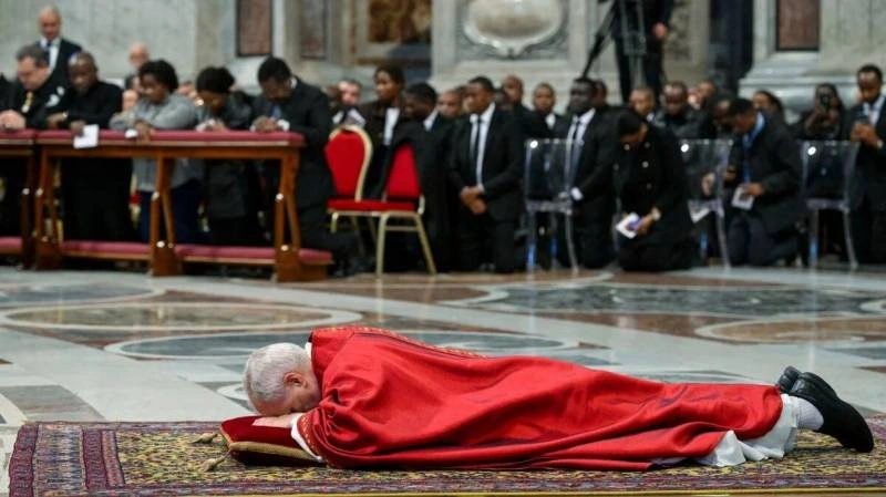 Ontem o papa rezou deitado no chão nas cerimônias da Páscoa - Foto: Vatican News