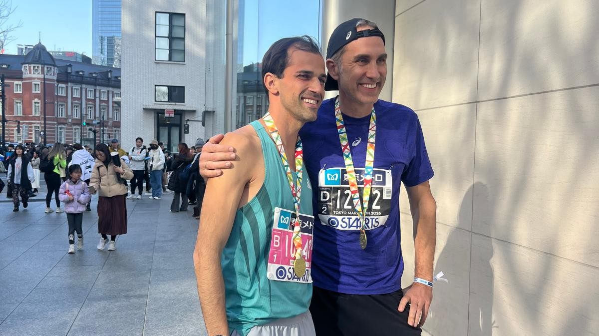 Sven Hock (à dir) emprestou o tênis que usava para Jay Glidewell (à esq) terminar a maratona de Berlim. Agora eles se reencontraram na Maratona de Tóquio. - Sven Hock