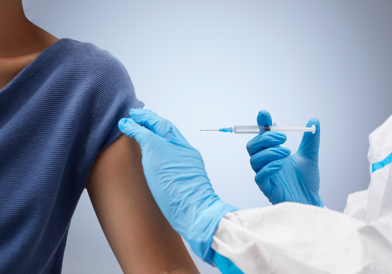 Após a queda brusca na pandemia, a vacinação no Brasil voltou a crescer e os índices animam o Ministério da Saúde - Foto: Canva