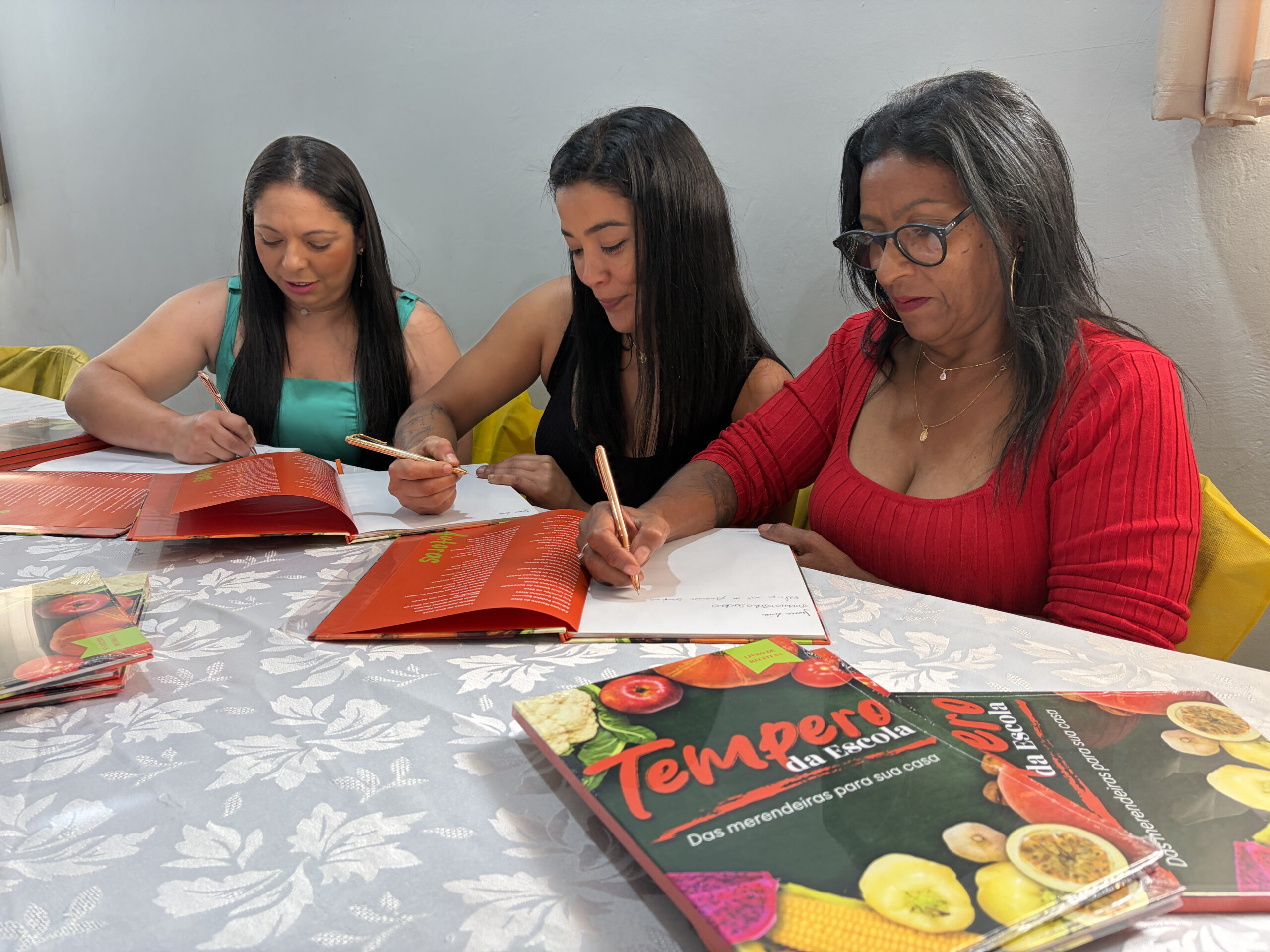 Algumas das autoras na manhã de autógrafos do lançamento do livro. - Foto: divulgação