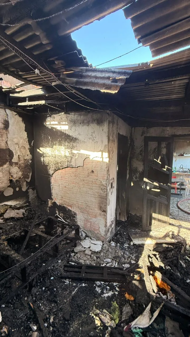 O imóvel ficou completamente destruído. - Foto: Corpo de Bombeiros
