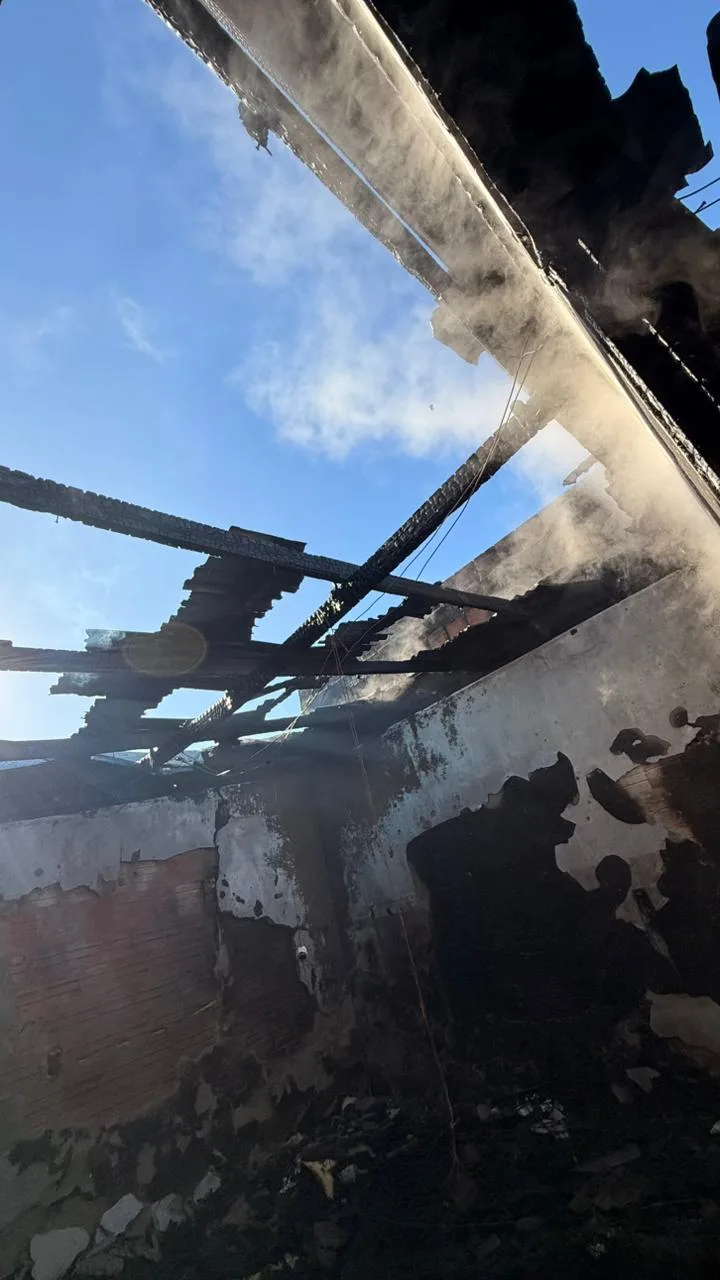 O imóvel ficou completamente destruído. - Foto: Corpo de Bombeiros