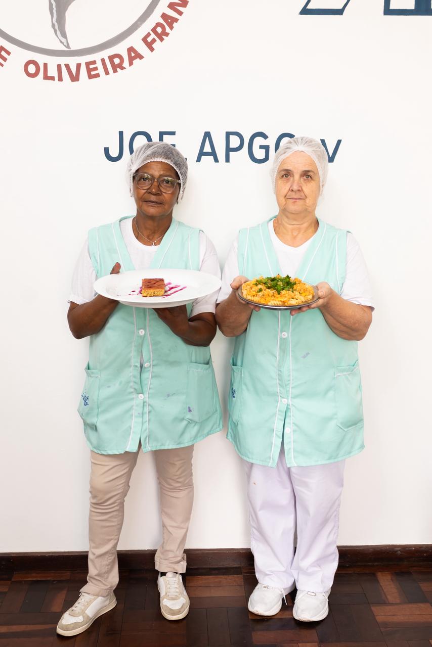 Elas com dois dos pratos que ensinam no livro. - Foto: divulgação