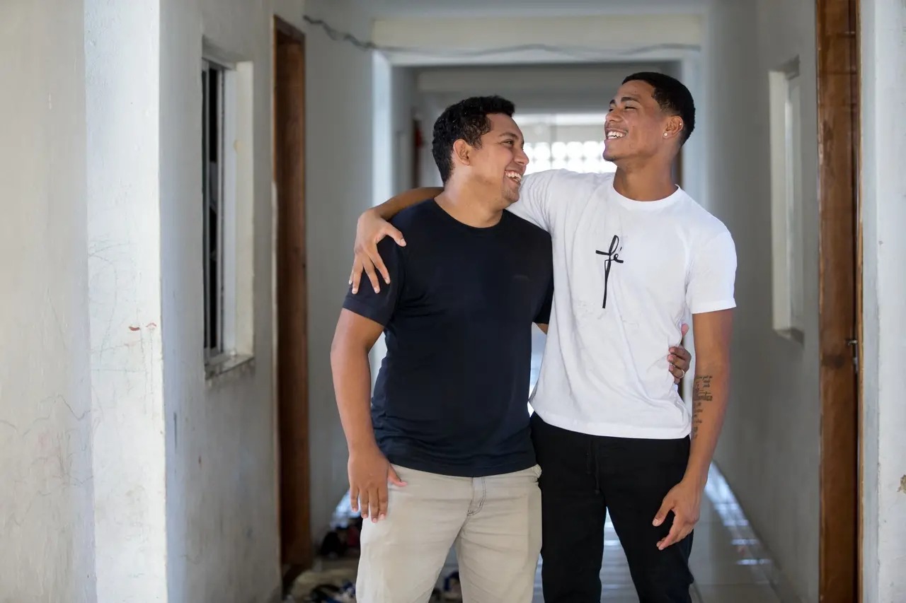 João brinca com o pai Talvany Pinheiro, de 34 anos. - Foto: Fabiane de Paula/ Diário do Nordeste