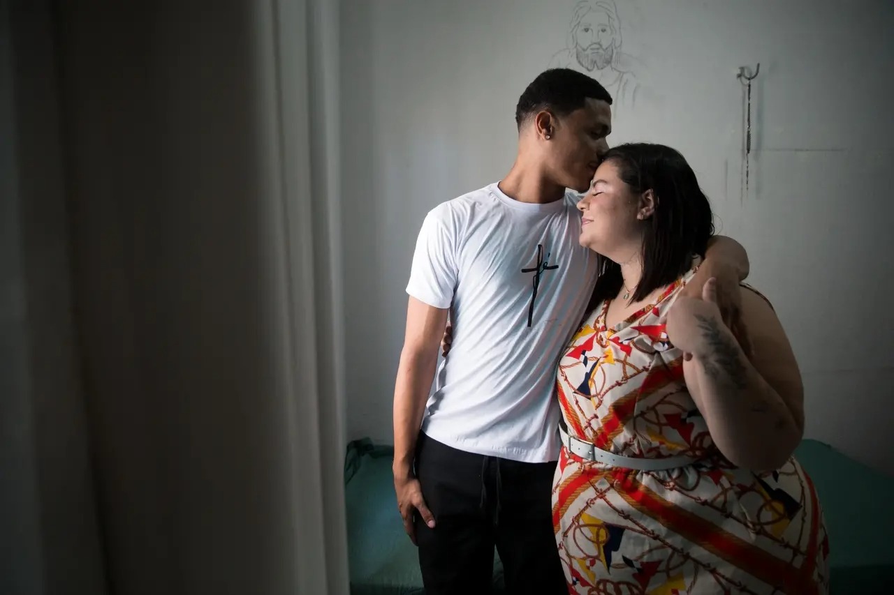 O carinho do jovem de 17 anos com a mãe, Vanessa Pinheiro, de 28 anos. - Foto: Fabiane de Paula/ Diário do Nordeste