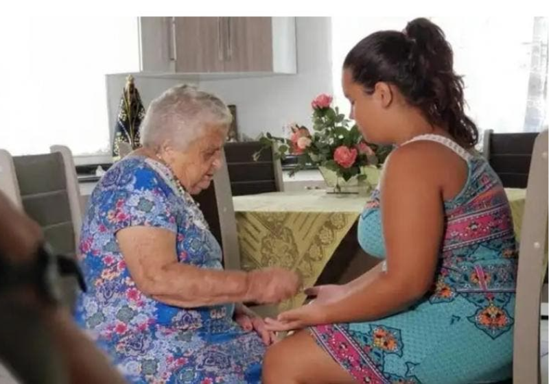 Dona Ondina é a benzedeira mais antiga de SC. Ela atende em casa aos 94 anos. - Foto: redes sociais