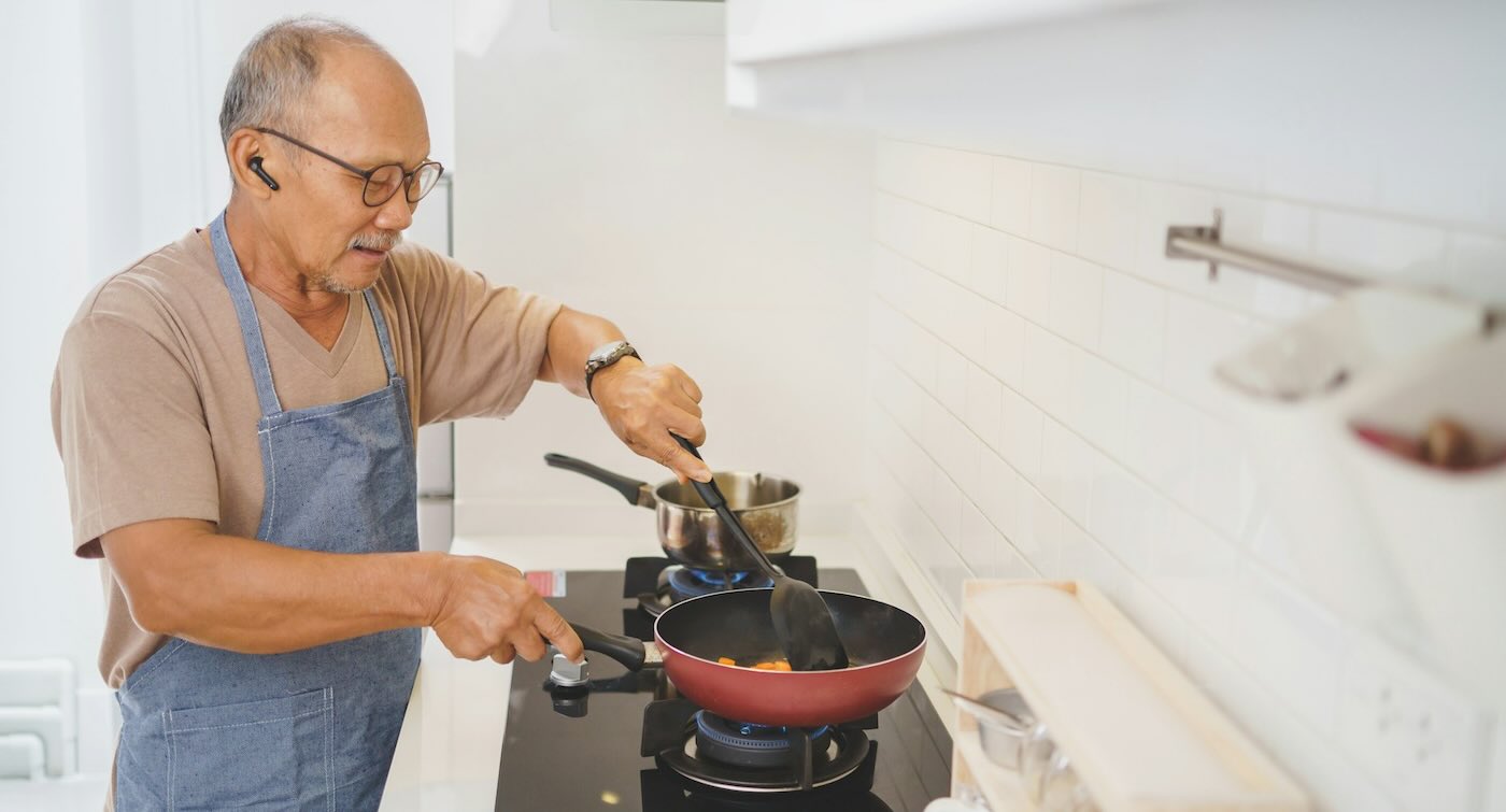 Cozinhar pode reduzir risco de demência em 30% em idosos, revela estudo feito no Japão. - Foto: Getty Images/ Unsplash+