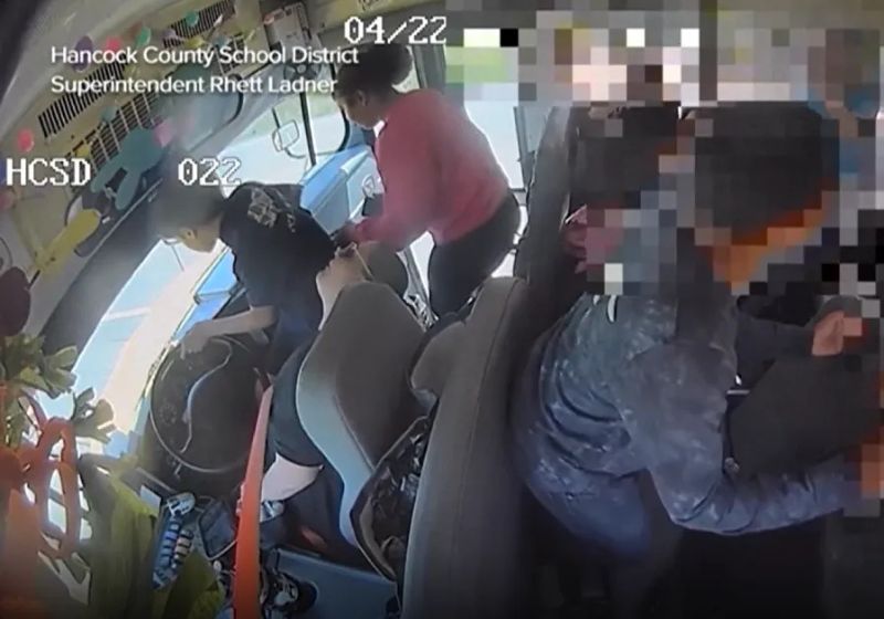 Os estudantes agiram rápido ao ver a motorista do ônibus escolar desmaiar enquanto dirigia. Os 5 jovens estão sendo chamados de heróis em Mississippi, nos EUA. - Foto: Distrito Escolar do Condado de Hancock