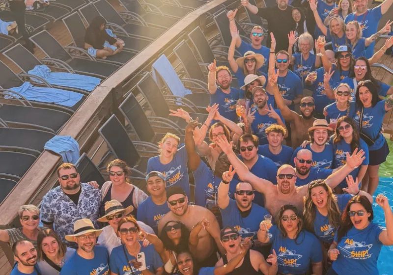 Os donos do restaurante The Standard, em Ohio (EUA), levaram funcionários e clientes fiéis para um cruzeiro nas Bahamas, com tudo pago. Foto: @thestandard419