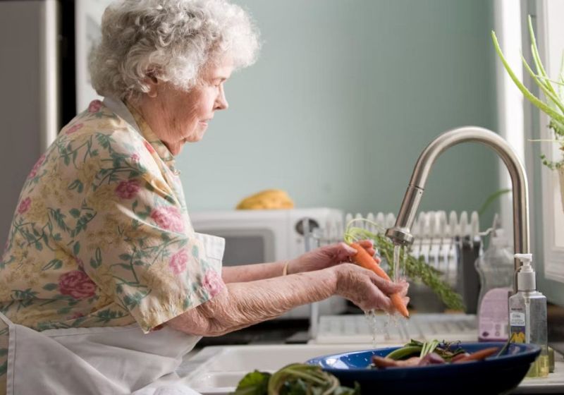 Além de idosos, o estudo mostra que cozinhar reduz também o risco de demência em 70% em cozinheiros iniciantes. - Foto: CBC/Cade Martin